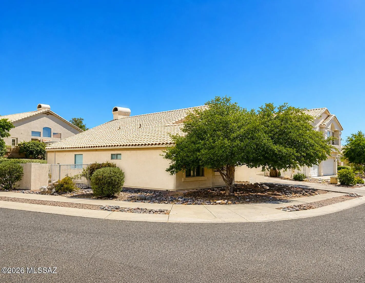 4 bed, 2.0 bath, 2026 sqft, $2,100 — Photo 2