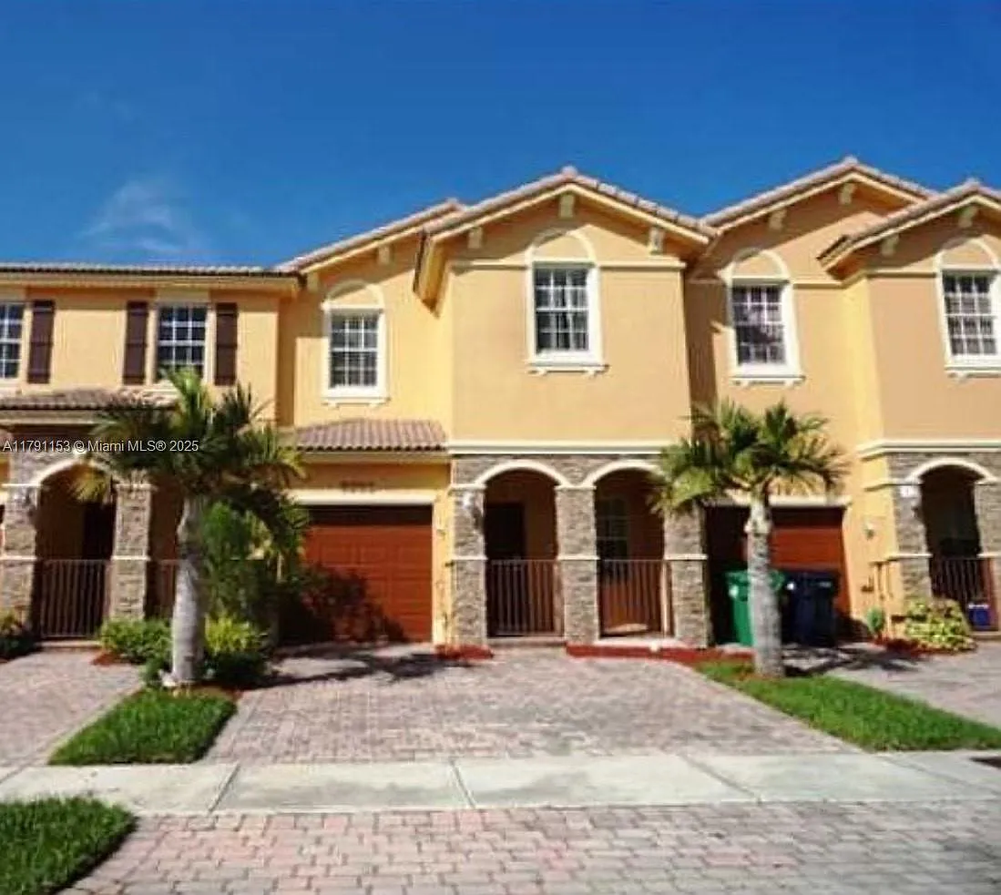 3 bed, 3.0 bath, 1690 sqft, $2,800 — Photo 1
