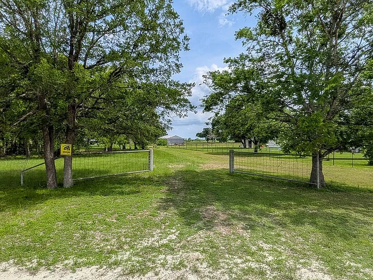 1139 County Road 403 — Photo 28
