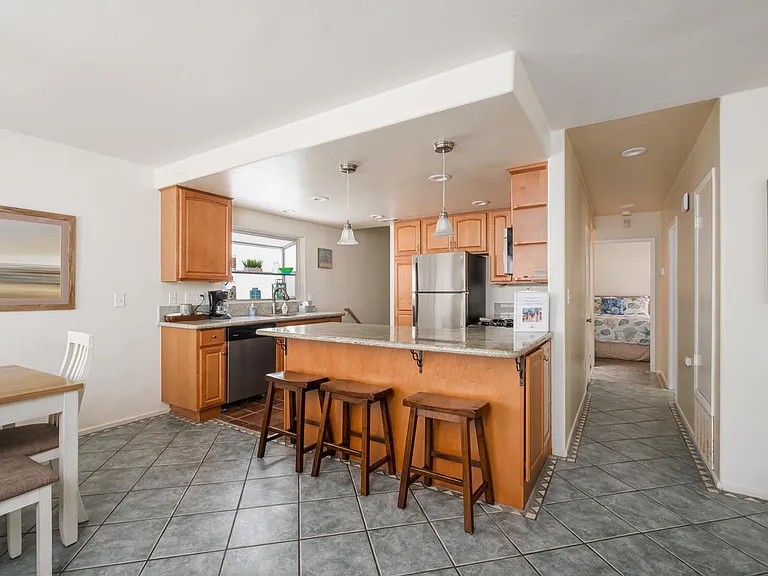 734 Jersey Ct — Photo 4