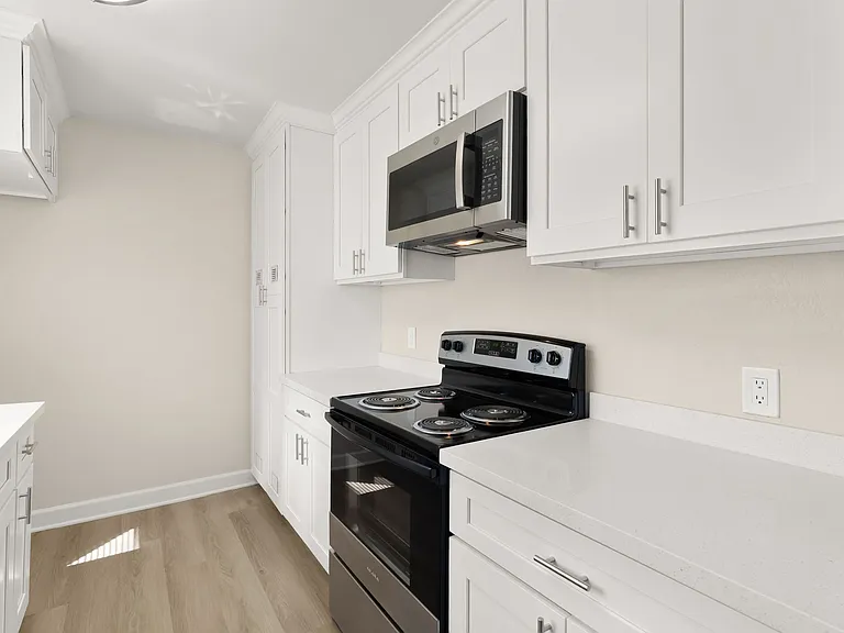 Melrose Manor Apartments - Riverside, CA — Photo 15