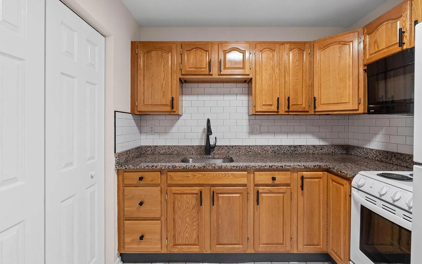1 bed, 900 sqft, $1,600 — Photo 4