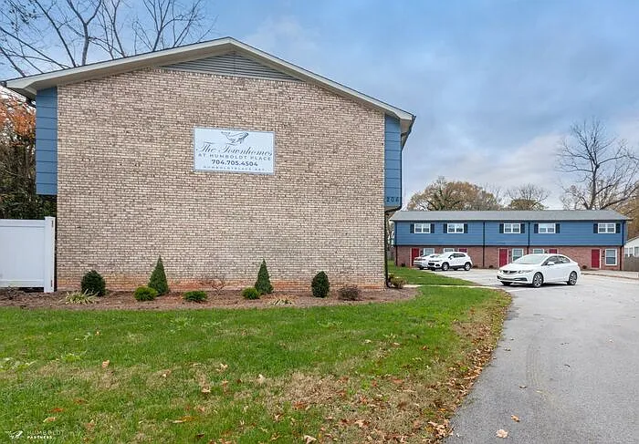 2 bed, 1.5 bath, 990 sqft, $1,225 — Photo 2
