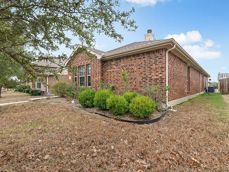 1313 Honeywood Ln — Photo 3