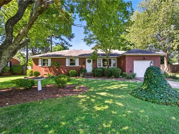 1449 Lakeview Dr, Virginia Beach, VA 23455