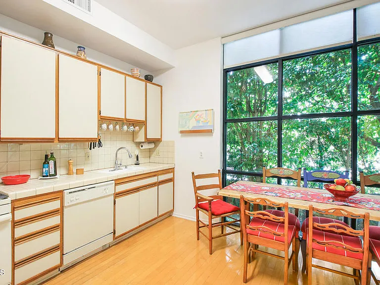 1670 Malcolm Ave #103 — Photo 15