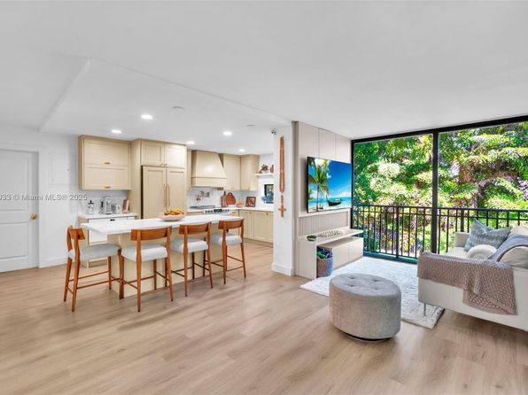 17021 N Bay Rd APT 206