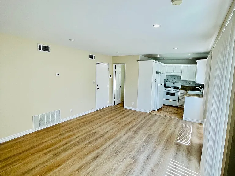 2104 Raymond Ave — Photo 24
