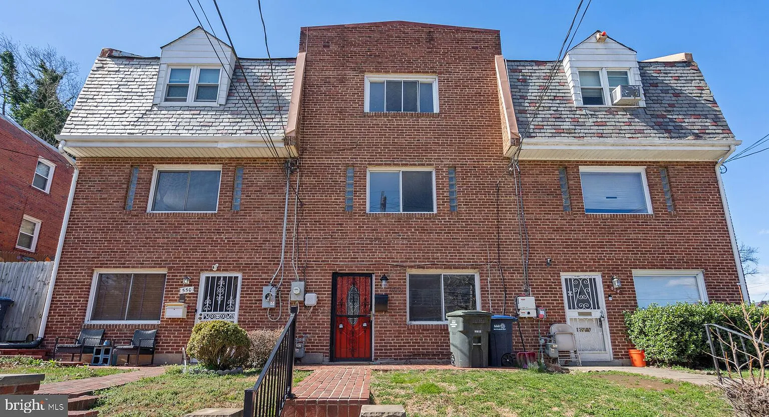 552 48th Pl NE photo 1