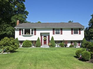 107 Rocky Pond Rd, Plymouth, MA 02360