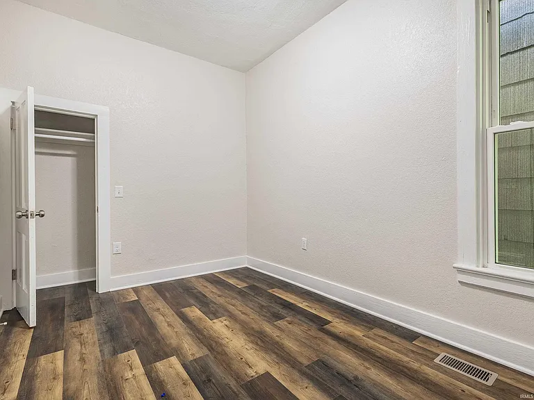 2120 Nelson St — Photo 10