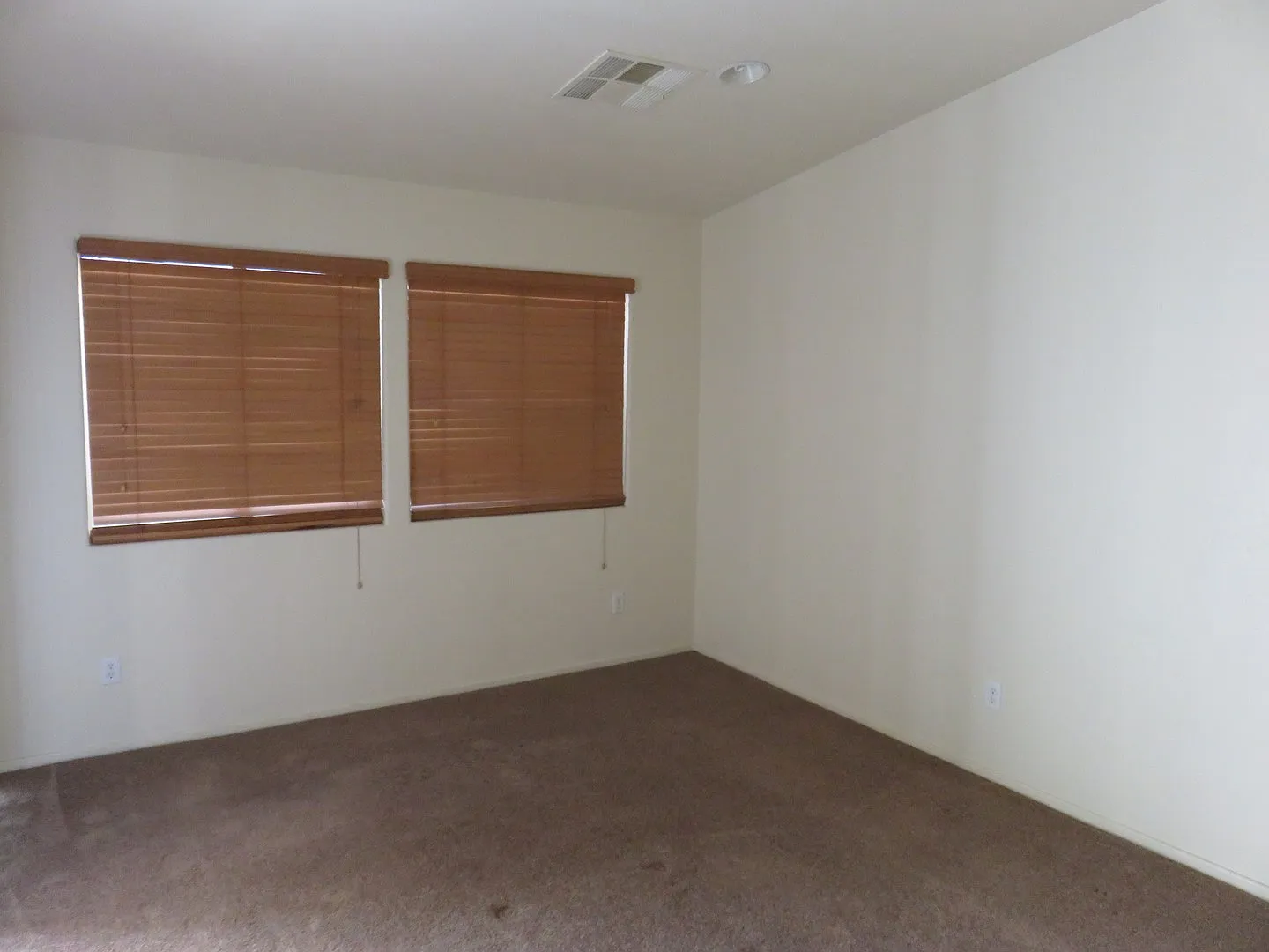 Huge family room with kitchen nicely tucked in the middle. — Photo 2