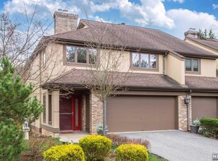 20 Whitman Ln, Mahwah, NJ 07430