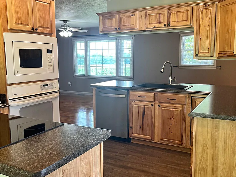 1027 Briar Pond Rd — Photo 6