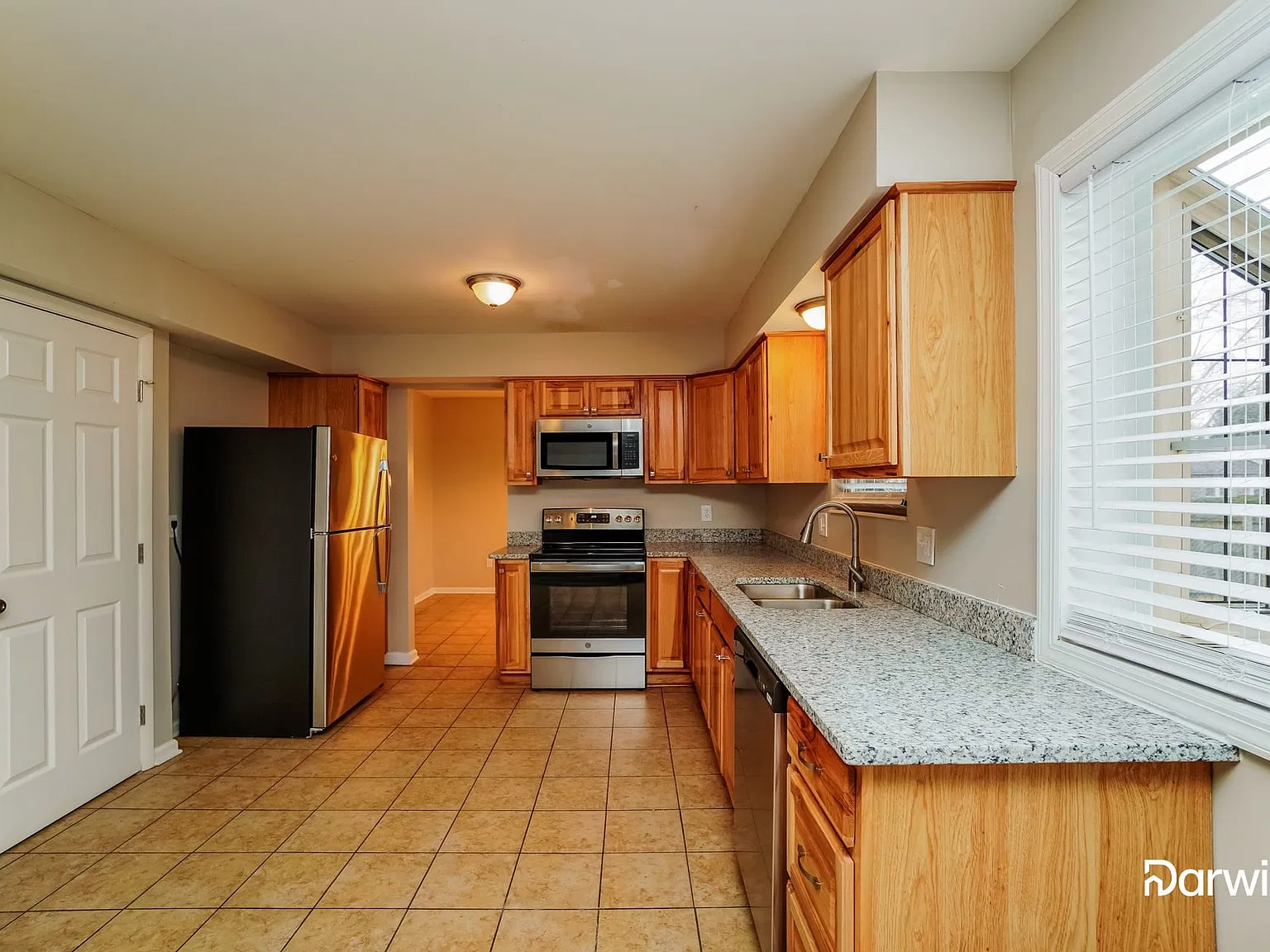 4 bed, 4.0 bath, 2318 sqft, $2,345 — Photo 2