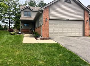 995 Hickory Dr, Brighton, MI