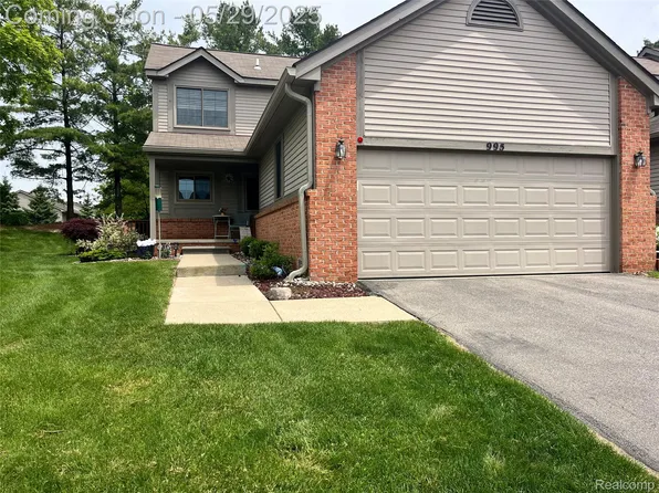 995 Hickory Dr, Brighton, MI 48116
