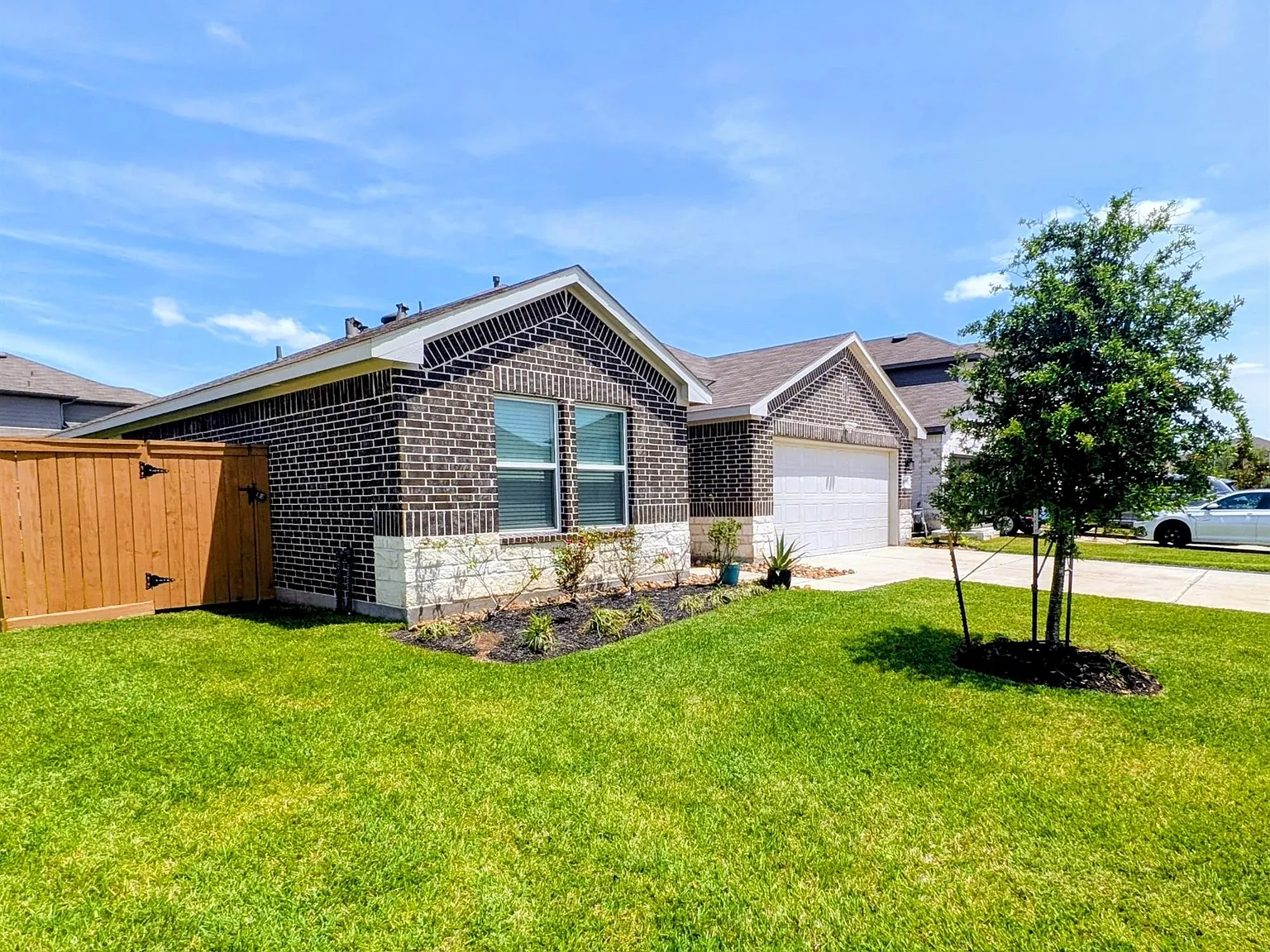 4 bed, 2.0 bath, 1831 sqft, $2,200 — Photo 2
