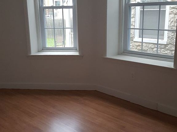 4th image of 584 E Chestnut St #1