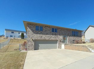 3521 Eclipse Cir, Dubuque, IA 52003