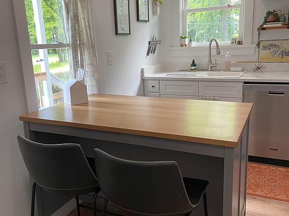 Eat-in kitchen