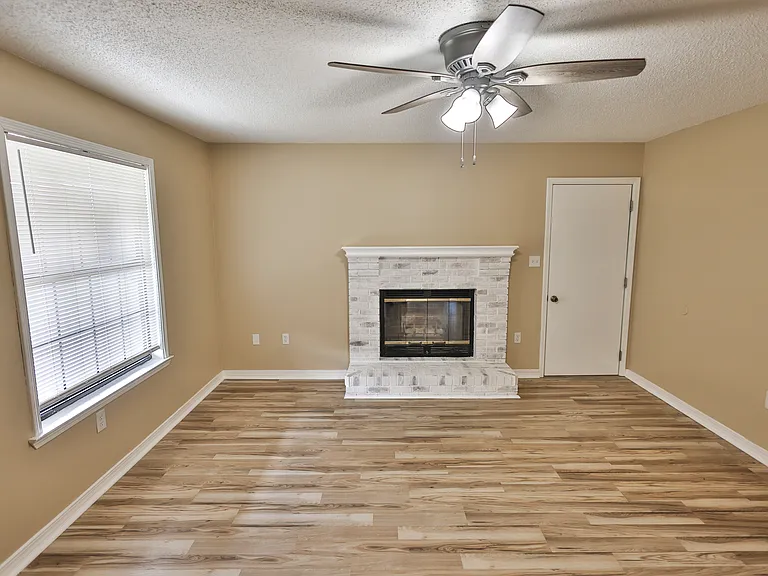 213 Walker Cir W — Photo 3