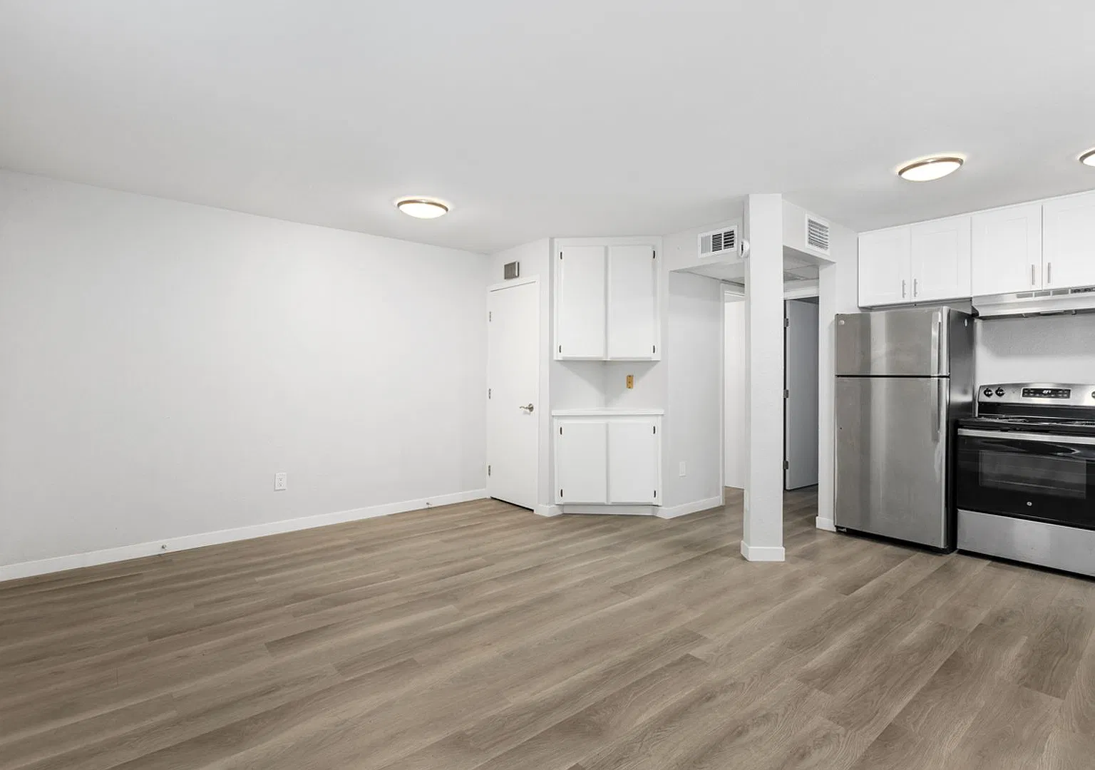City Heights Lovely Renovated One Bedroom Downstairs. — Photo 2