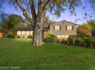 1585 Kingsmere Cir, Rochester Hills, MI 48309