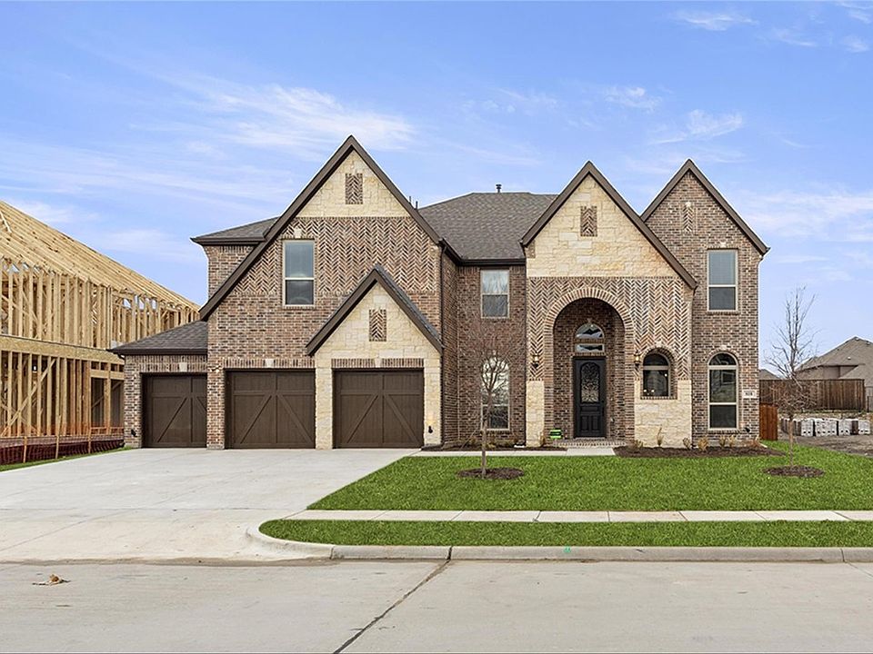 1st image of 818 Blue Heron Dr