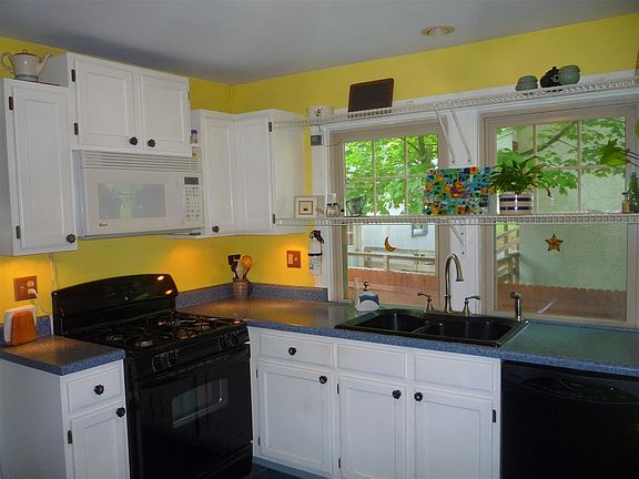 3rd image of 107 Church Ave