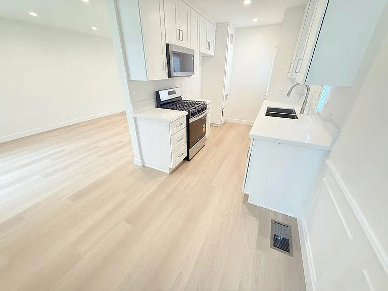 200 E Dryden St — Photo 2