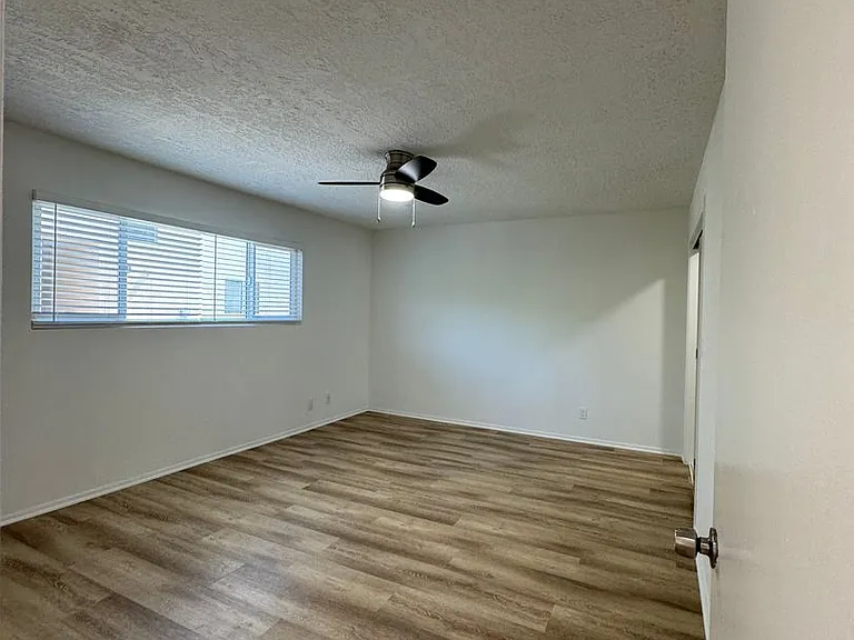 20317 Saticoy St — Photo 28