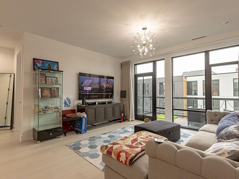1st image of 1705 W Webster Ave #702