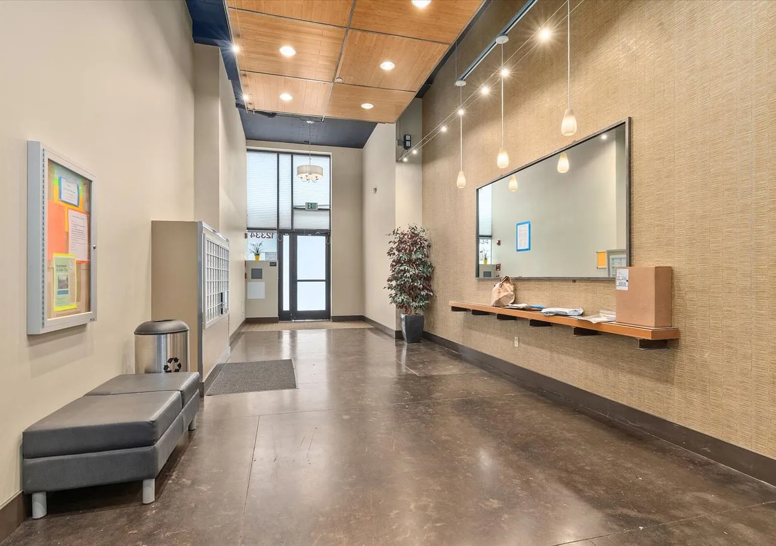 Modern 1 Bedroom and 1 Bathroom Unit Nestled in the Friendly Lake City Neighborhood of Seattle! — Photo 2