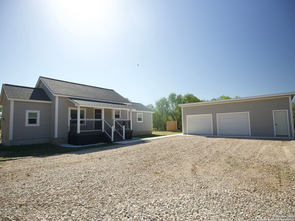 1556 County Road 2537, Moore, TX 78057