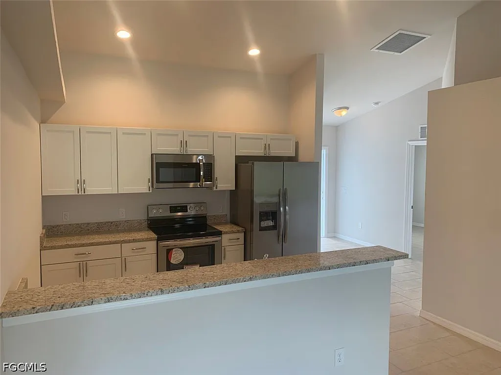 3 bed, 2.0 bath, 2418 sqft, $1,395 — Photo 2