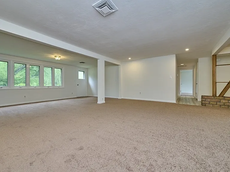 51 Pratt Dr — Photo 3