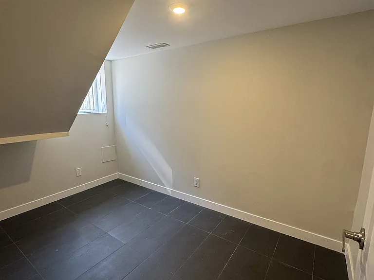 40 Bond St — Photo 16