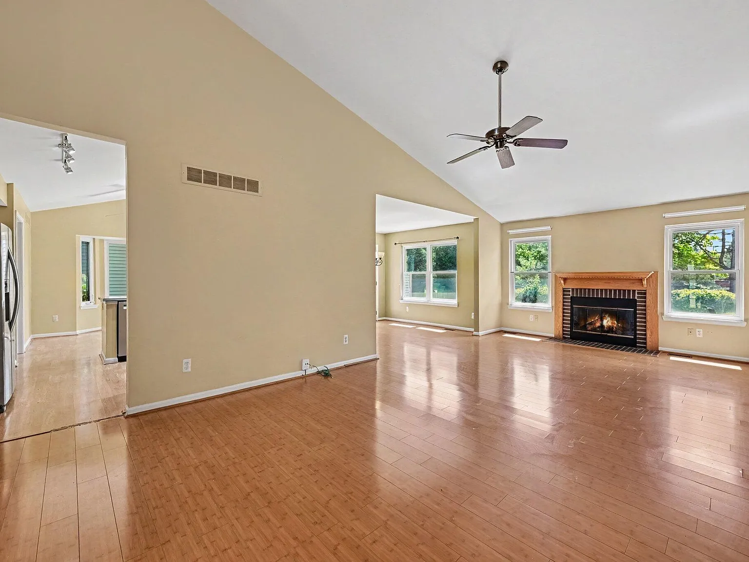 3 bed, 2.5 bath, 3120 sqft, $2,650 — Photo 3