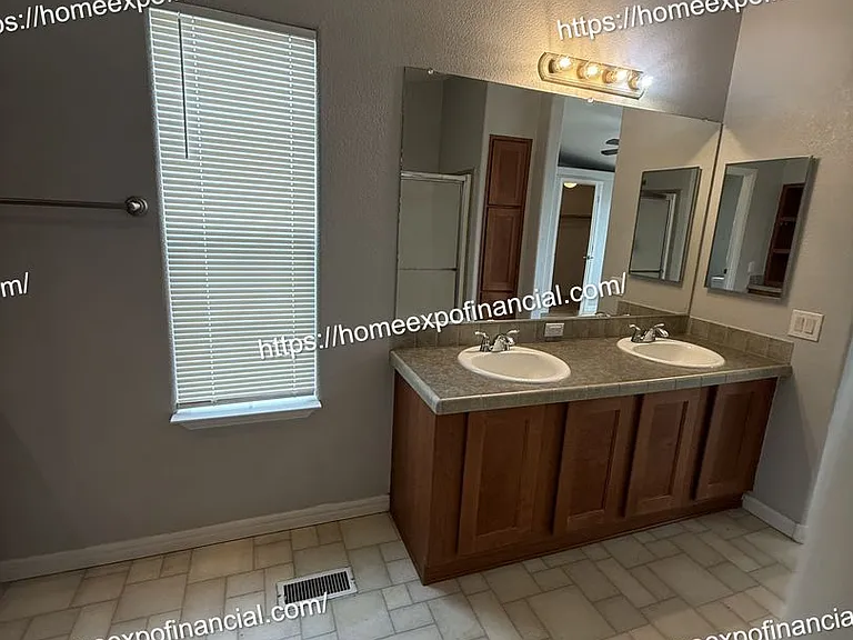 26590 Franklin Ave — Photo 33
