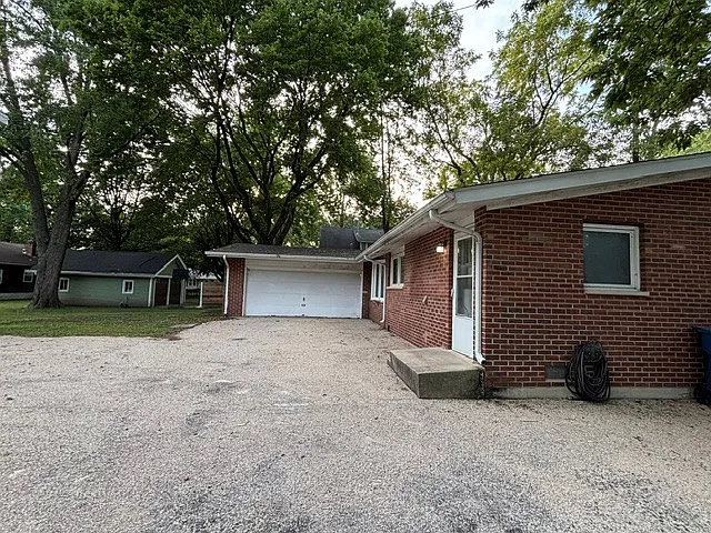3 bed, 1.5 bath, 1930 sqft, $2,300 — Photo 3