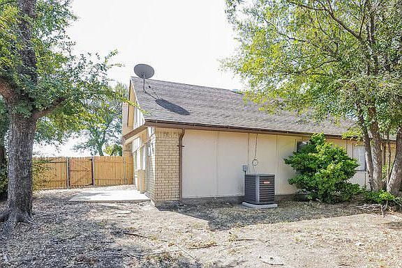 4th image of 2114 Deerfield Dr