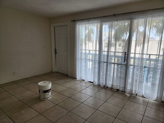 5th image of 2593 N Oleander Ave #6