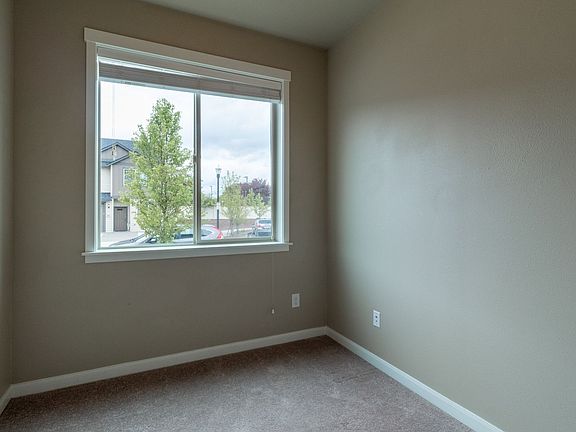 3rd image of 7637 NE 31st Cir