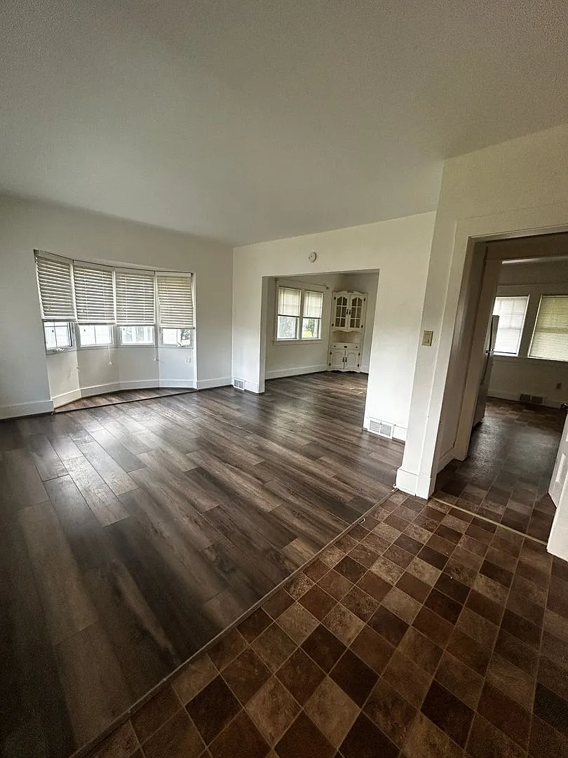 102 - 104 Morley Pkwy — Photo 3