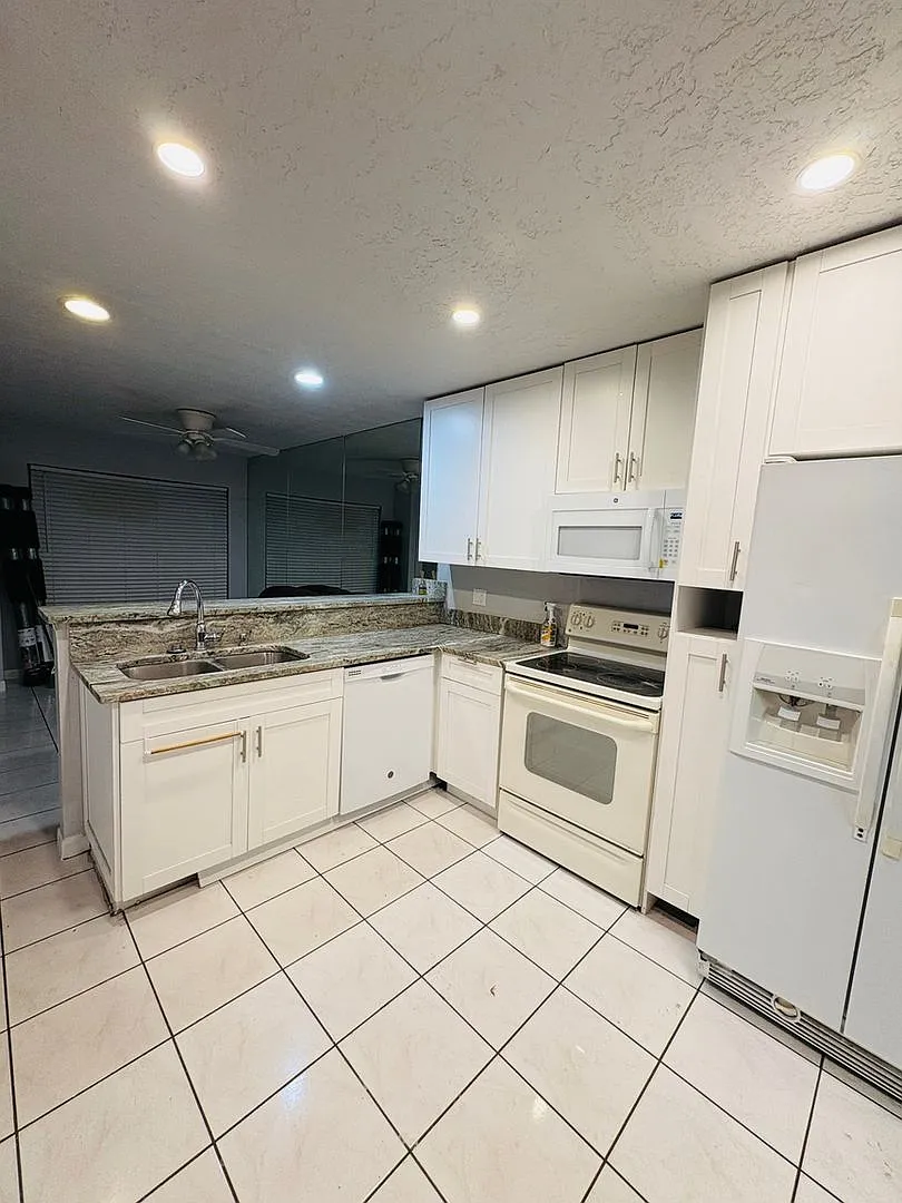 Spacious 3BR Townhome with 2-Car Garage in Tampa — Photo 3