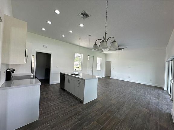 3rd image of 400 Lemans Dr
