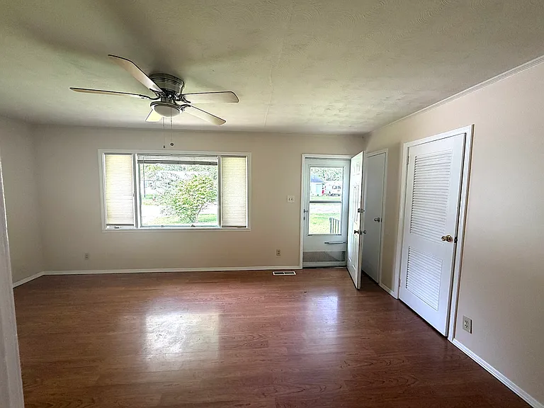 1404 Glendale Dr — Photo 6