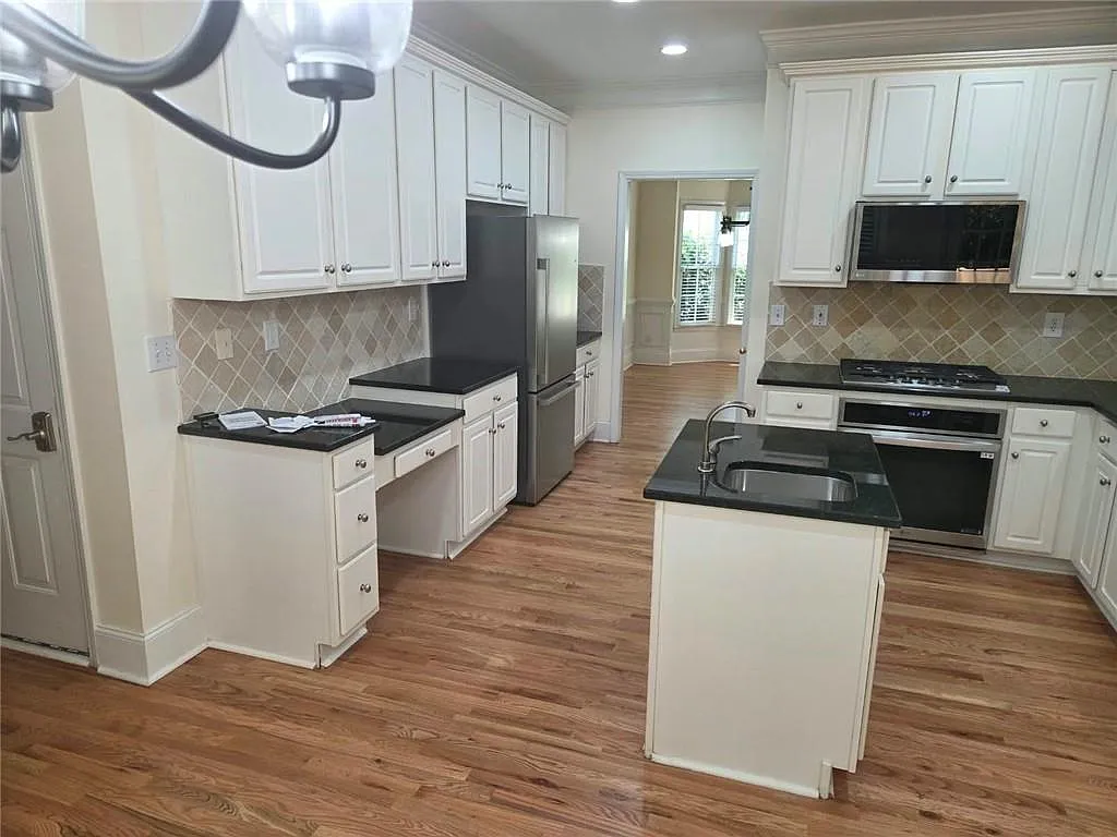 5 bed, 5.0 bath, 3636 sqft, $3,999 — Photo 3