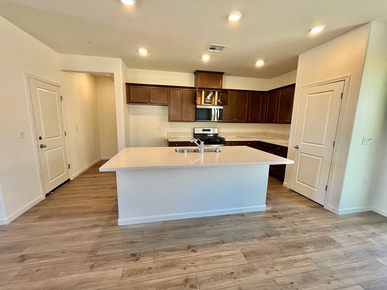 4 bed, 1985 sqft, $3,000 — Photo 3